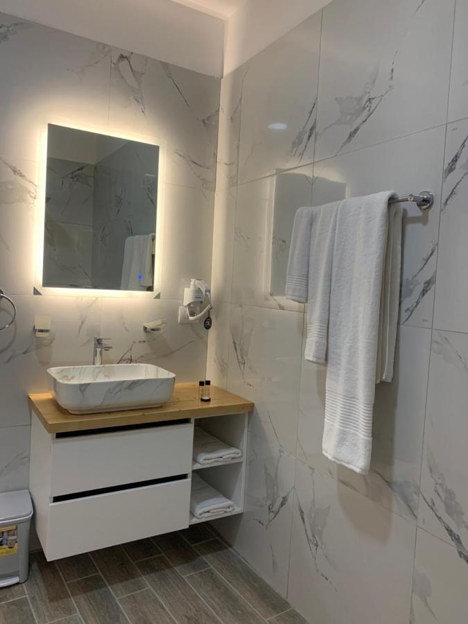 Belux Hotel Tirana Exteriör bild